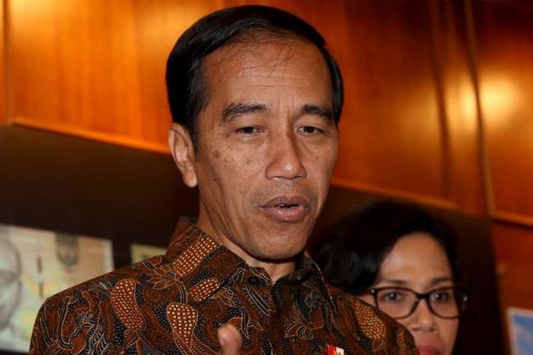 Presiden Joko Widodo saat memberikan keterangan pers di Gedung Bank Indonesia, Senin (19/12/2016). Bank Indonesia meluncurkan uang NKRI baru dengan menampilkan 12 pahlawan nasional, Adapun uang desain baru yang diluncurkan hari ini mencakup tujuh pecahan uang rupiah kertas dan empat pecahan uang rupiah logam.