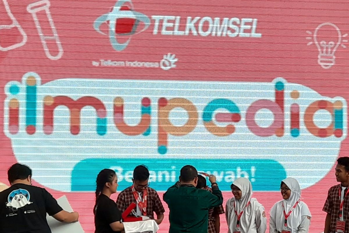 SMAN 1 Sambas menjadi juara lomba cerdas cermat yang digelar Telkomsel.