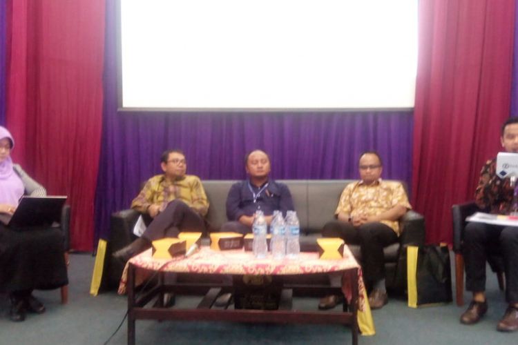 Direktur Potensi Kepatuhan dan Penerimaan Direktorat Jenderal Pajak (DJP), Yon Arsal (kedua kiri) dalam seminar perpajakan di Audotorium Fakultas Ilmu Administrasi Universitas Indonesi (UI), Depok, Jumat (301/11/2018).