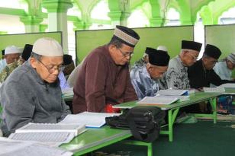 Puluhan jamaah Masjid Agung Kauman Kota Magelang mengikuti tradisi semaan, membaca dan mendengarkan pembacaan Al-Qur'an selama Ramadhan. Tradisi sudah dilaksanakan di masjid ini sejak tahun 1956 silam.
