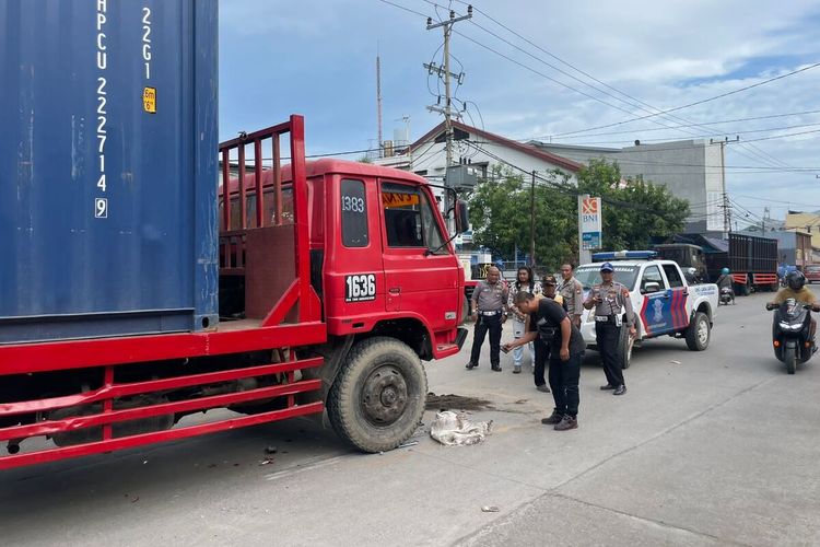 Pihak Kepolisian saat mendatangi TKP Lakalantas yang menyebabkan 1 pengendara sepeda motor tewas di tempat di Jalan Teuku Umar, Kota Makassar, Sulawesi Selatan, Selasa (4/7/2023) sekira Pukul 15.00 Wita.