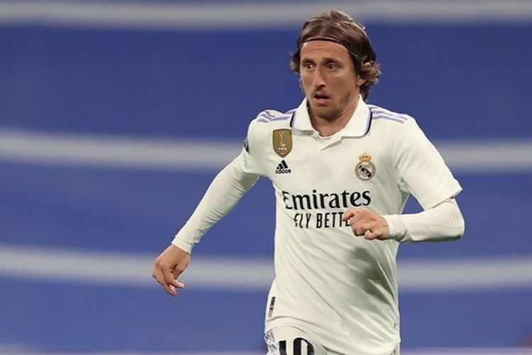 Gelandang Real Madrid Luka Modric saat tampil dalam leg pertama perempat final Liga Champions kontra Chelsea di Stadion Santiago Bernabeu, Spanyol, pada 12 April 2023. Terkini, Luka Modric resmi memperbarui kontrak selama satu musim bersama Madrid hingga Juni 2024.