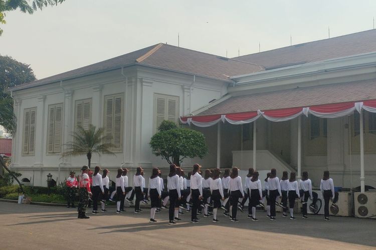 Pasukan Pengibar Bendera Pusaka (Paskibraka) Nasional 2023 memulai gladi kotor untuk upacara HUT ke-78 RI di Kompleks Istana Kepresidenan, Jakarta, Minggu (13/8/2023) pagi. 