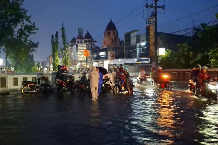 Banjir di kawasan Tologosari Raya II, Tlogosari Kulon, Kecamatan Pedurungan, Semarang, Rabu (22/10/2025) malam.  
