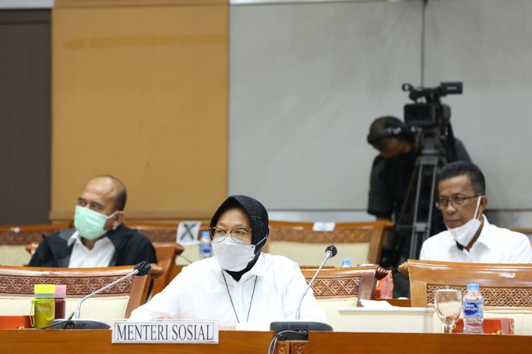 Menteri Sosial (Mensos) Tri Rismaharini saat menghadiri rapat dengan Komisi VIII Dewan Perwakilan Rakyat (DPR) di Kompleks DPR, Senayan, Jakarta, Senin (27/5/2021) untuk membahas tentang Rancangan Undang-undang (RUU) Penanggulangan Bencana (PB).