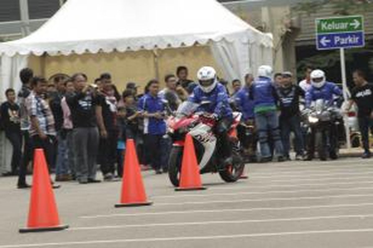 Kompasianer menjajal Yamaha R25 dalam acara Kompasiana Nangkring bareng Yamaha R25 di Flavour Bliss, Alam Sutera, Tangerang Selatan, Sabtu (20/9/2014). 
