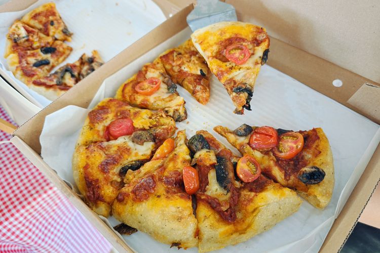 Nutri Craft Pizza, pizza sehat karya Felita Delfina Metta Sunaryo mahasiswa Universitas Kristen Petras Surabaya, Jawa Timur, sebagai inovasi kuliner yang segar dan unik yang tidak hanya lezat, tapi juga sarat makna personal dan keberanian untuk mencoba hal baru.