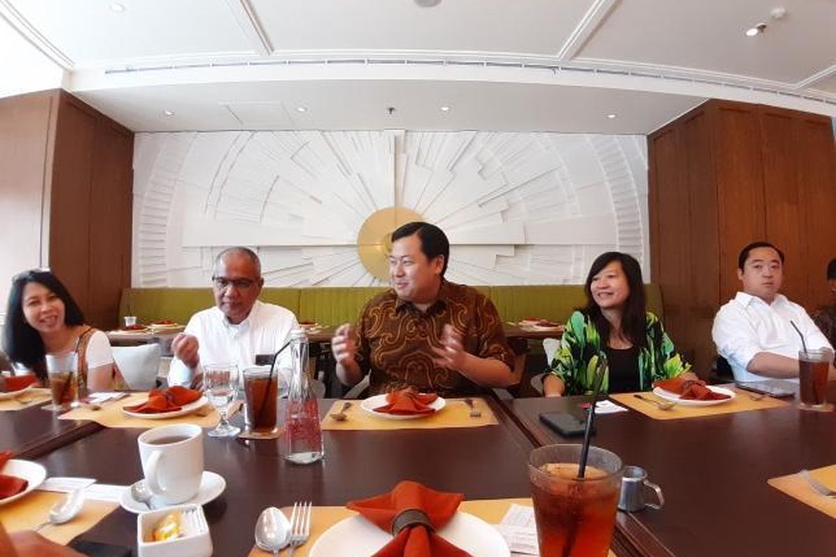Advisor Lippo Cikarang Henry Riady (tengah) dan Chief Marketing Officer Meikarta, Lilies Surjono (kanan) memaparkan proses pembangunan Meikarta di Jakarta, Kamis (16/1/2020).