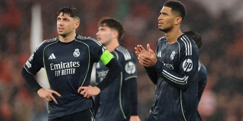Gelandang Real Madrid asal Uruguay, Federico Valverde (kiri) dan Jude Bellingham (kanan) menyemangati para pendukung setelah kalah dalam laga pekan ke-8 fase liga Liga Champions antara SL Benfica dan Real Madrid CF di Estadio da Luz di Lisbon pada 28 Januari 2026.