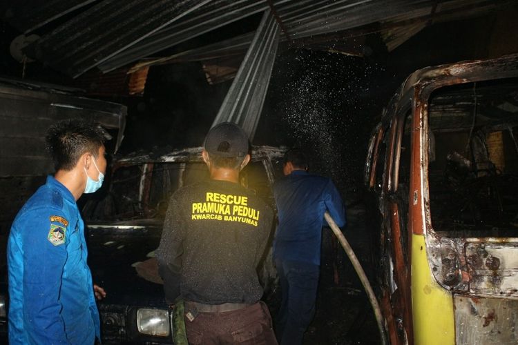 Relaaan membantu petugad Damkar memadamkan kebakaran bengkel dan rumah di Desa Karanggude, Kecamatan Karanglewas, Kabupaten Banyumas, Jawa Tengah, Minggu (24/10/2021) malam.