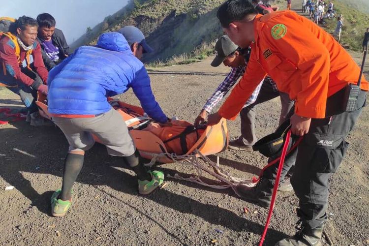 A joint search and rescue team evacuate the body of an Israeli-born Portuguese trekker who plunged to death while taking selfie at Indonesia's Mount Rinjani in West Nusa Tenggara Province. 