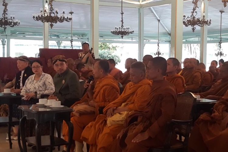 Puluhan Bhikkhu Lanjutkan Perjalanan Spiritual ke Candi Borobudur, Dilepas Wali Kota Solo