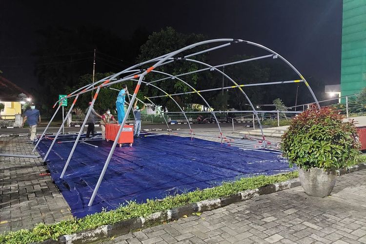 Salah satu tenda darurat khusus pasien Covid-19 yang mulai didirikan di RSUP Sitanala, Kota Tangerang, Banten, pada Jumat (25/6/2021) malam.