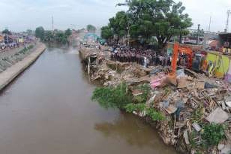 Proses pembongkaran rumah warga Bukit Duri, Tebet, Jakarta, Rabu (28/9/2016). Pemerintah Provinsi DKI Jakarta menggusur bangunan yang berbatasan langsung dengan sungai Ciliwung dan akan merelokasi warga ke Rusun Rawa Bebek.