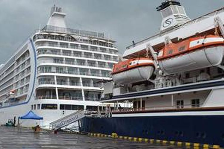 Sebuah kapal pesiar di Pelabuhan Benoa, Denpasar, Bali. Pelindo III sebagai pengelola Pelabuhan Benoa berencana kembangkan pelabuhan marina di dalam kawasan Pelabuhan Benoa. 

