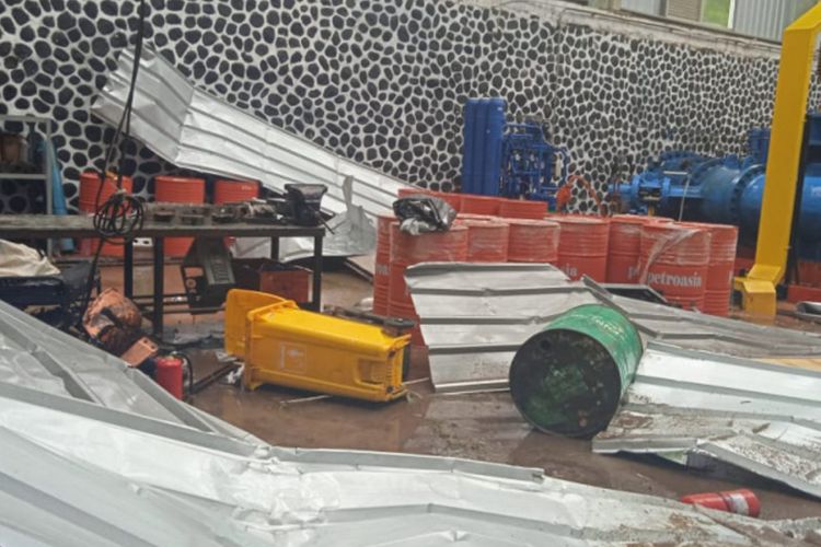 Power House PLTMH milik PT TGR yang mengalami kerusakan akibat jebolnya pipa berukuran dua meter, Senin (28/11/2022) (Foto Dok Camat Bungbulang)