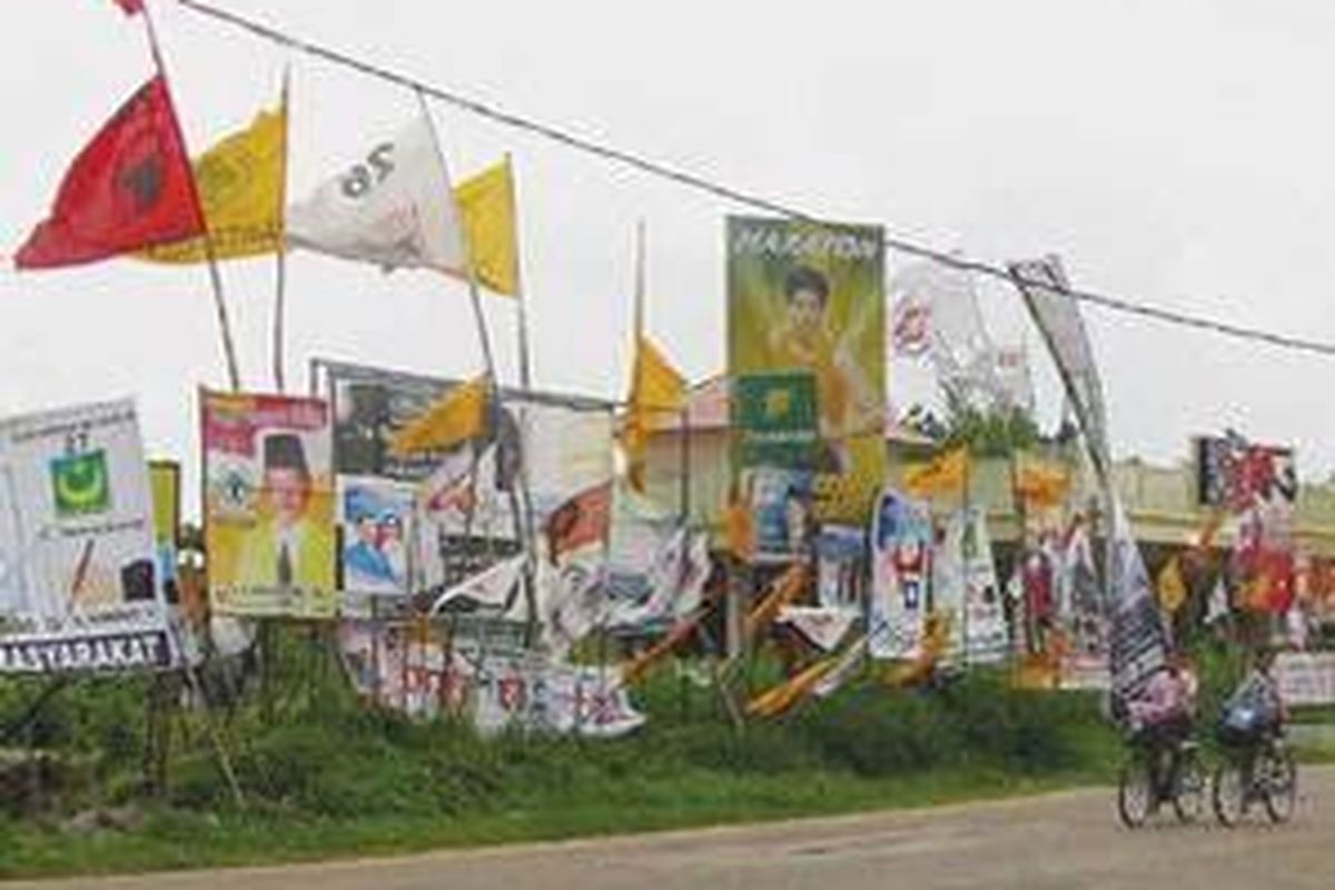 Pemasangan atribut kampanye Pemilu 2009 partai politik maupun calon anggota legislatif semakin marak di tempat yang dianggap strategis, diantaranya di persimpangan Jalan Lipat Kajang, Desa Baru, Kecamatan Manggar, Belitung Timur, 12 Januari 2009.