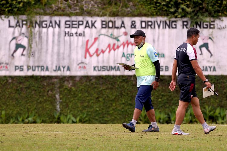 Manajer pelatih Madura United, Rahmad Darmawan (kiri).