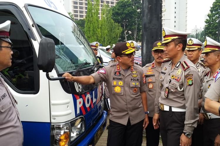 Kepala Korps Lalu Lintas (Kakorlantas) Polri Irjen Istiono memimpin apel gelar kendaraan dalam rangka persiapan pengamanan Natal dan Tahun Baru 2019, di Parkir Timur Senayan, Jakarta, Senin (25/11/2019).