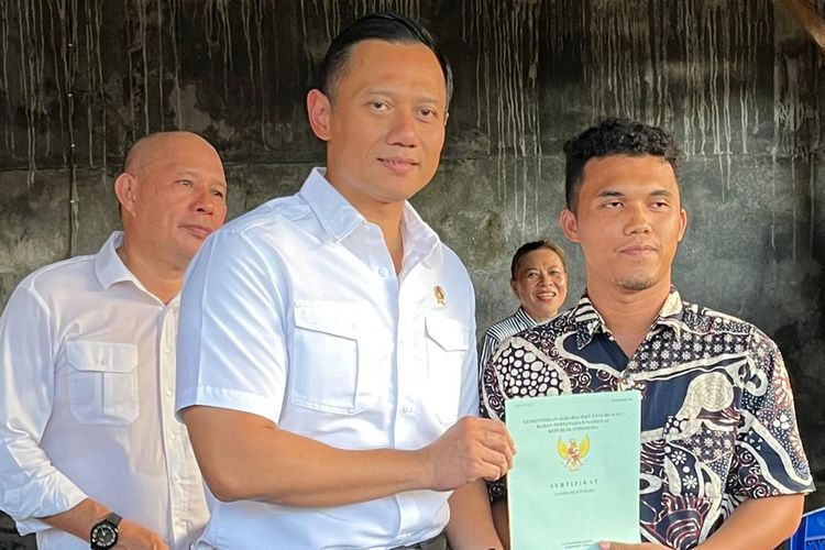 Menteri ATR/Kepala BPN, Agus Harimurti Yudhoyono saat menyerahkan sertifikat tanah kepada masyarakat di  Kelurahan Malalayang Dua, Kota Manado, Sulawesi Utara