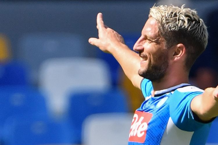 Napolis Belgian forward Dries Mertens celebrates after opening the scoring during the Italian Serie A football match Napoli vs Brescia on September 29, 2019 at the San Paolo stadium in Naples. (Photo by Alberto PIZZOLI / AFP)