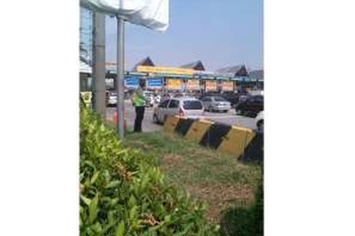 Kondisi terkini di Gerbang Tol Karang Tengah, Jumat (6/5/2016).