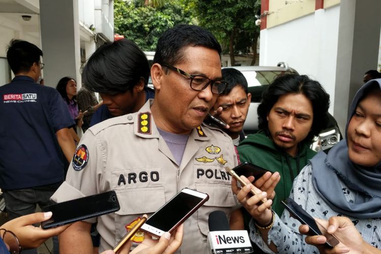 Kabid Humas Polda Metro Jaya Argo Yuwono memberikan keterangan kepada wartawan mengenai penangkapan Yanto Sari atas penyalahgunaan narkoba, Rabu (6/1/2019) di Polda Metro Jaya