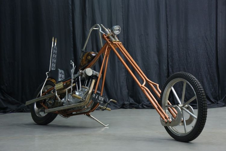Harley-Davidson Ironhead 1974 bergaya chopper long fork garapan Saikin Garage