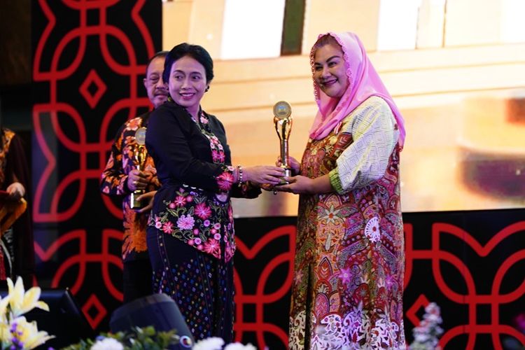 Wali Kota Semarang Hevearita Gunaryanti Rahayu menerima penghargaan KIP Award 2023 yang diserahkan oleh Pj Gubernur Jateng Nana Sudjana beberapa waktu lalu.