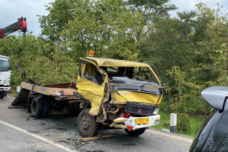 Kondisi truk pengangkut limbah rumah sakit ringsek setelah terjun ke parit usai bertabrakan dengan truk box di ruas jalan Wonogiri ? Sukoharjo tepatnya sebelah selatan Jembatan Nambangan perbatasan Wonogiri ? Sukoharjo, Jumat  (29/11/2024)