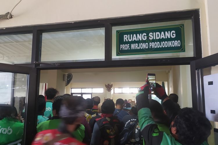 Ratusan driver online geruduk PN Semarang. Selasa (14/2/2023)