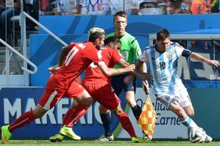 Bintang tim nasional Argentina, Lionel Messi, mendapatkan pengawalan ketat dari pemain Swiss pada perdelapan final Piala Dunia, Selasa (1/7/2014). 