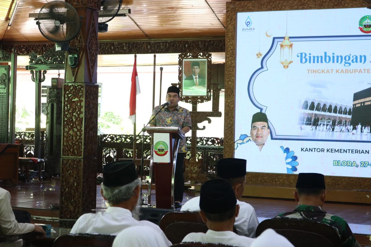 Bupati Blora Arief Rohman membuka kegiatan manasik haji bagi calon jemaah haji (CJH) di wilayahnya di pendapa rumah dinas (rumdin) bupati, Sabtu (27/4/2024). Sebanyak 643 orang CJH ini akan berangkat ke Makkah dan Madinah pada 2024.