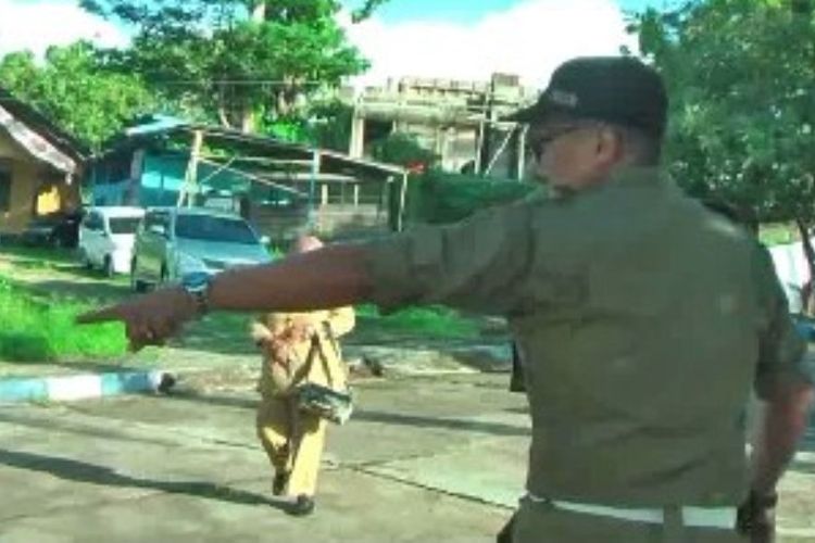 Puluhan aparatur sipil negara (ASN) di lingkup pemerintahan Kabupaten Mamuju, Sulawesi Barat, yang tidak masuk kerja pada hari pertama pasca-cuti Lebaran bakal menerima sanksi pemotongan gaji 20 persen hingga seluruhnya.