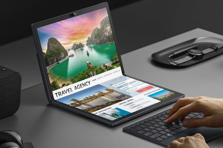 Laptop lipat Asus Zenbook 17 Fold OLED ketika dilipat 120 derajat dan layar bawah digunakan untuk multitasking.