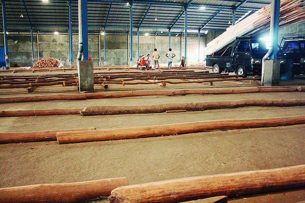 Gudang Rotan CV Sulawesi Jaya di Jalan Plumbon, Kabupaten Cirebon, Jawa Barat, Senin (9/4), hampir kosong karena minimnya pasokan bahan baku dari Sulawesi. Kondisi ini terjadi sejak adanya pelarangan ekspor rotan mentah pada Januari 2012. Pasokan rotan dari daerah penghasil bahan baku, seperti Sulawesi, ke sentra industri rotan di Cirebon seret. Usaha di hulu dan hilir sama-sama mati suri.