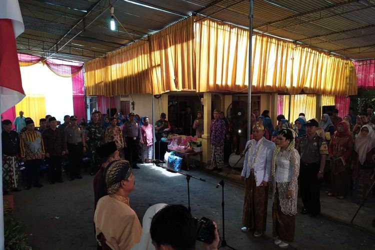 Mempelai menikah dengan cara upacara bendera berlangsung di Pedukuhan Kedungpring, Kalurahan Giripeni, Kapanewon Wates, Kulon Progo, Daerah Istimewa Yogjakarta.