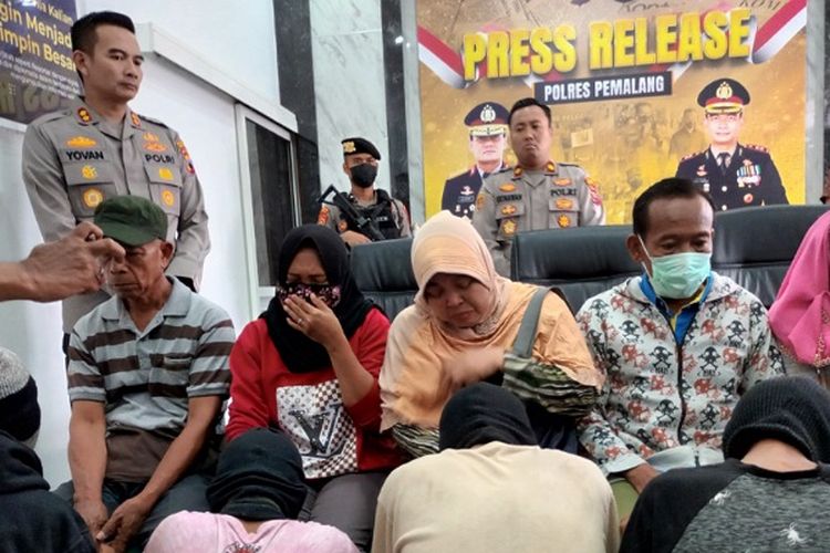 Tujuh remaja yang ditangkap polisi di menangis saat sungkem ke orang tuanya di Mapolres Pemalang Jawa Tengah.