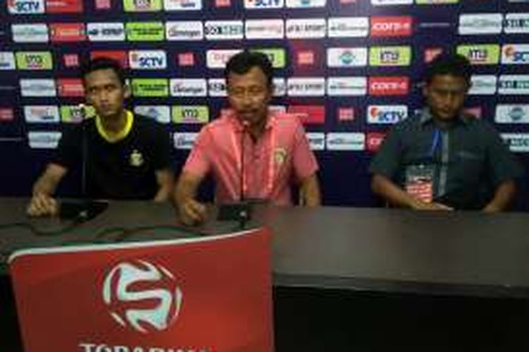 Pelatih BSU Ibnu Grahan (tengah), saat sesi jumpa pers selepas pertandingan, Jumat (19/8/2016).