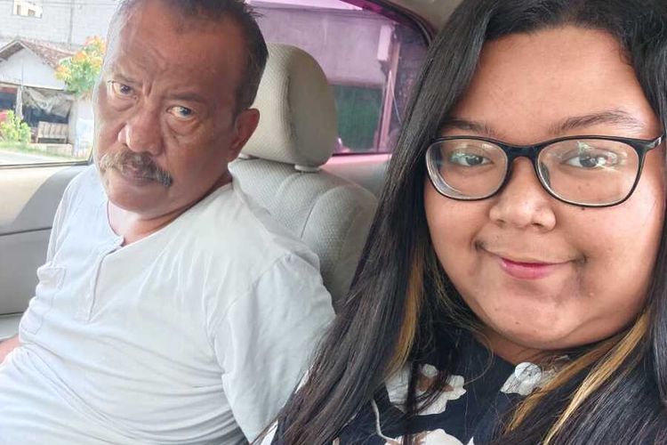 Hendro Sutopo (56) Lurah Purwodadi, Kabupaten Grobogan, Jawa Tengah dan putri semata wayangya, Kumala Yuniar Indriyani (19).