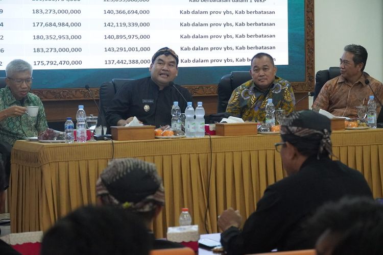Ketua Masyarakat Anti Korupsi Indonesia (MAKI) Boyamin Saiman bersama tim dan Bupati Blora Arief Rohman menghadiri forum group discussion (FGD) DBH Migas di ruang pertemuan Sekretariat Daerah (Setda) Blora, Sabtu (1/6/2024).