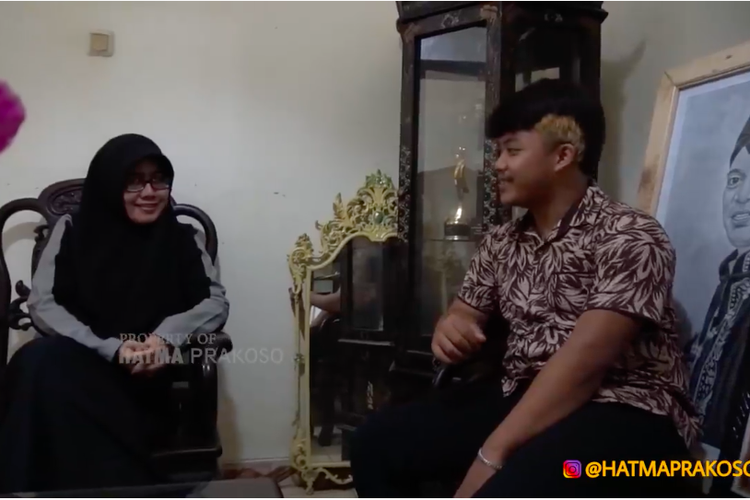 Istri pertama Didi Kempot, Saputri (kiri) berbincang dengan keponakannya, Hatma Prakoso.