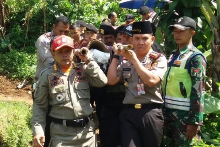 Kapolres Bandung AKBP M Nazly Harahap memimpin rombongan pengantar jenazah keempat korban tragedi longsor Cipelah menuju tempat pemakaman umum (TPU) Cipelah. Nazly ikut menandu satu jenazah korban dibantu puluhan warga lainnya.