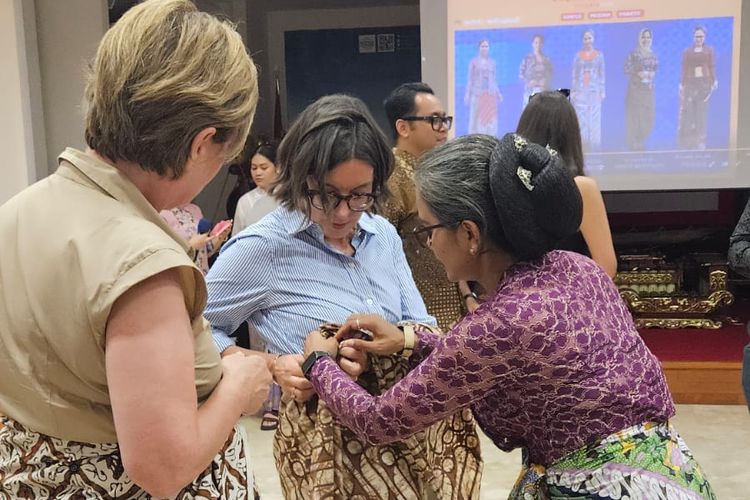 Sesi tutorial memakai kain batik yang praktis tanpa tali atau peniti bersama Wisni W. Drupadi saat Perayaan 75 tahun hubungan diplomatik antara Indonesia dan Vatikan.