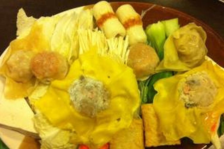 Lauk Taka 1 yang berisi pangsit, baso udang, tahu, jamur enoki dan sayuran