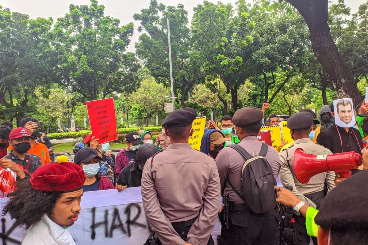 Aksi demonstrasi di depan Balai Kota DKI Jakarta menuntut transparansi Formula E, Kamis (11/11/2021)