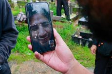 Tangis Ammar Zoni Saksikan Pemakaman Ayahnya lewat Video Call