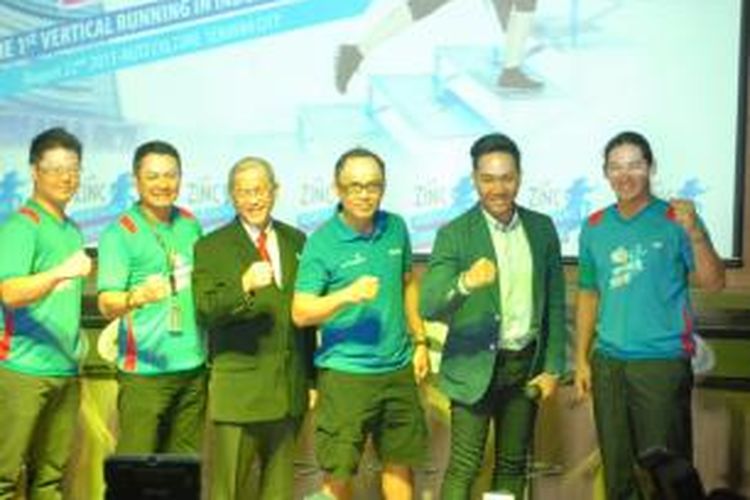 Ketua penyelenggara vertical running, Ivan Faizal (kedua dari kiri), berpose bersama sponsor di Senayan City, Jakarta, Kamis (22/8/2013).