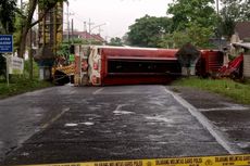 Truk Tangki Pertamina Terguling di Jalan Blitar-Malang, Arus Lalu Lintas Dialihkan