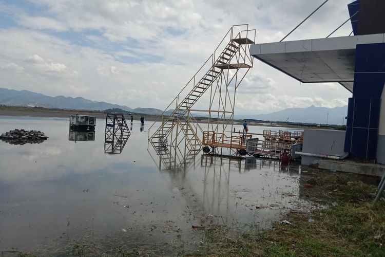 Tampak area Bandara Sultan Muhammad Salahuddin Bima, digenangi banjir rob susulan, Rabu (15/6/2022).